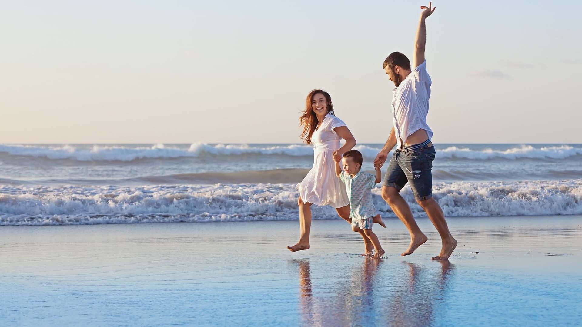 Família feliz na praia